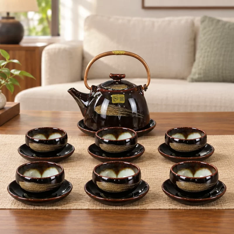Bộ ấm chén đen quai trên trên bàn phòng khách