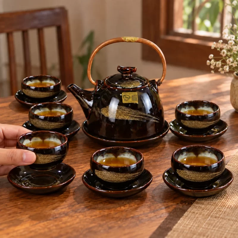 Bộ ấm chén đen quai trên trong buổi uống trà