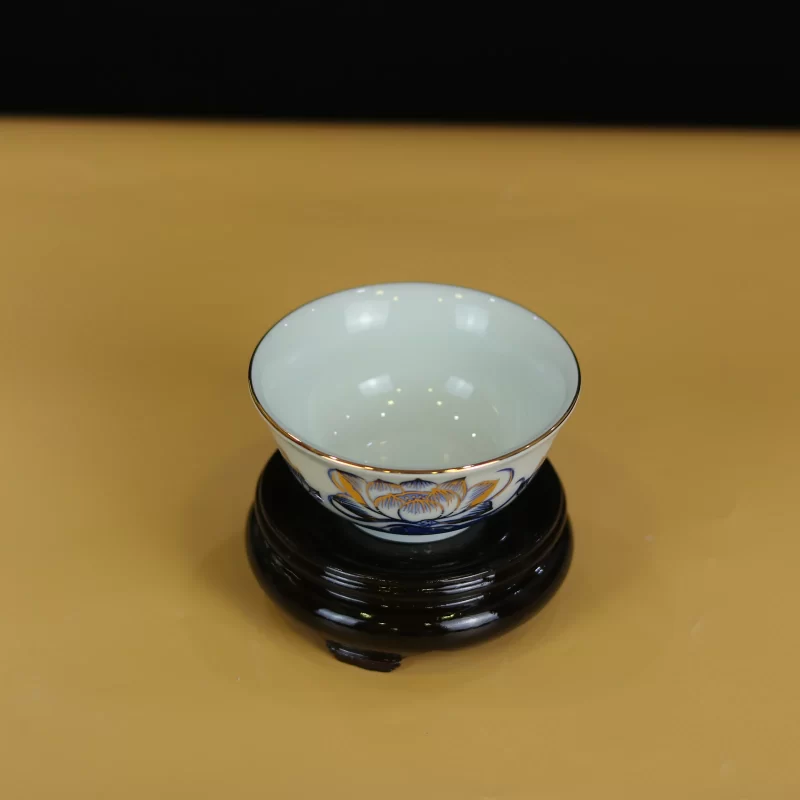 miệng bát tròn, lòng trắng để trống.