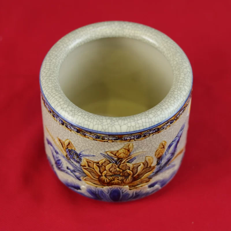 miệng tròn dày và nền men phía trong bát hương.