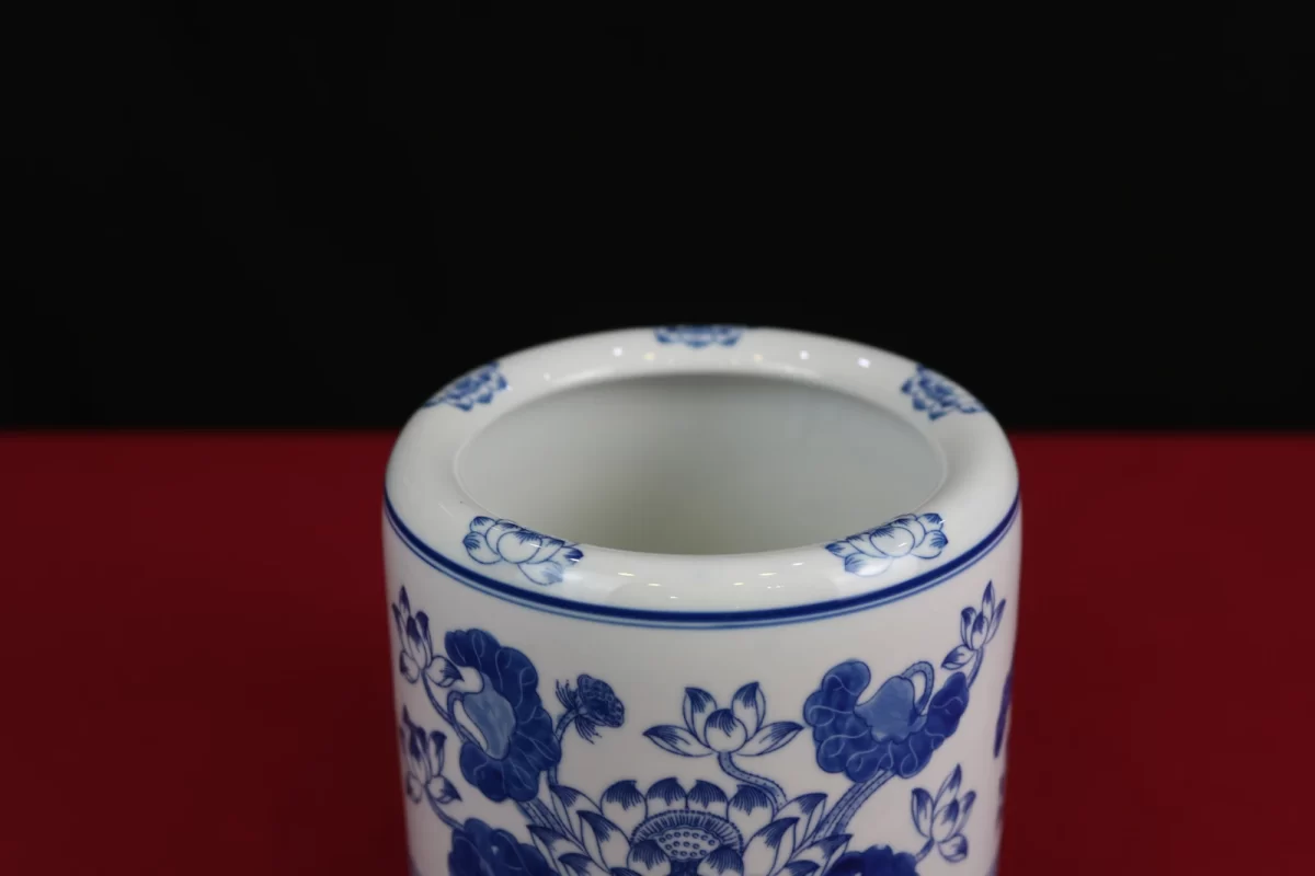 miệng và phần trong nhìn thấy của bát hương sen xanh.