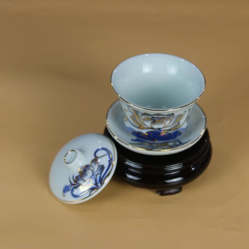bát mở nắp, miệng và lòng bát để trống.