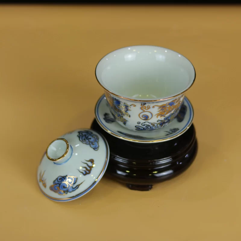 bát sâm mở nắp, lòng để trống và nắp rời bên cạnh.