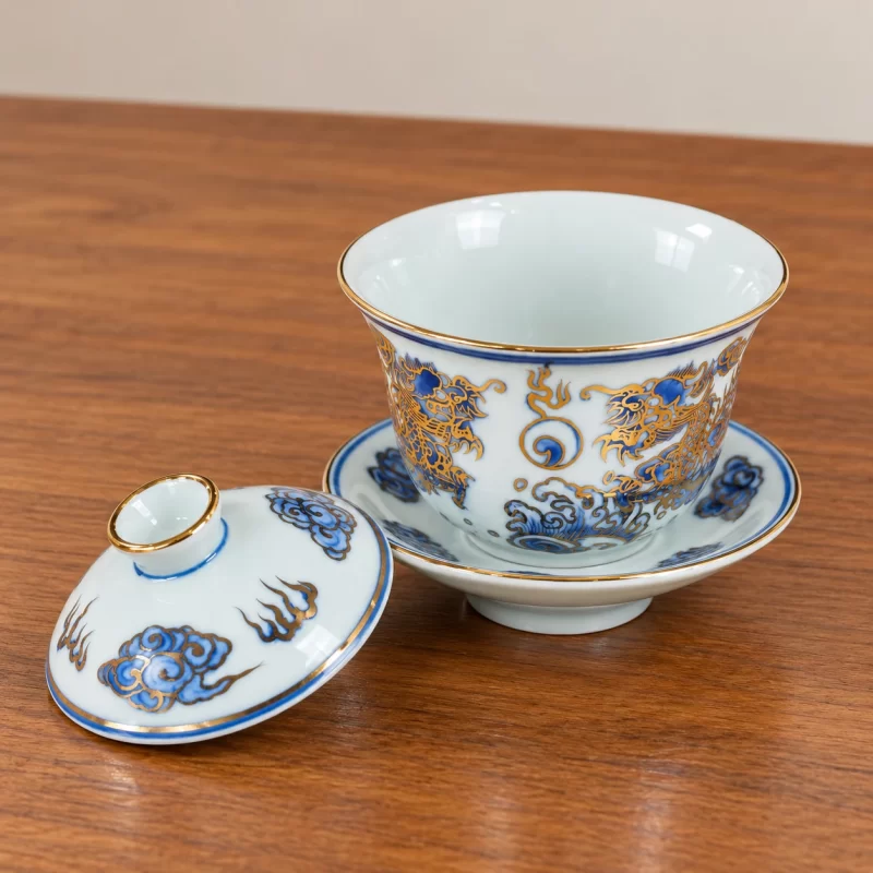 Phối cảnh minh họa: bát sâm để trống, nắp đặt cạnh bát và đĩa lót.