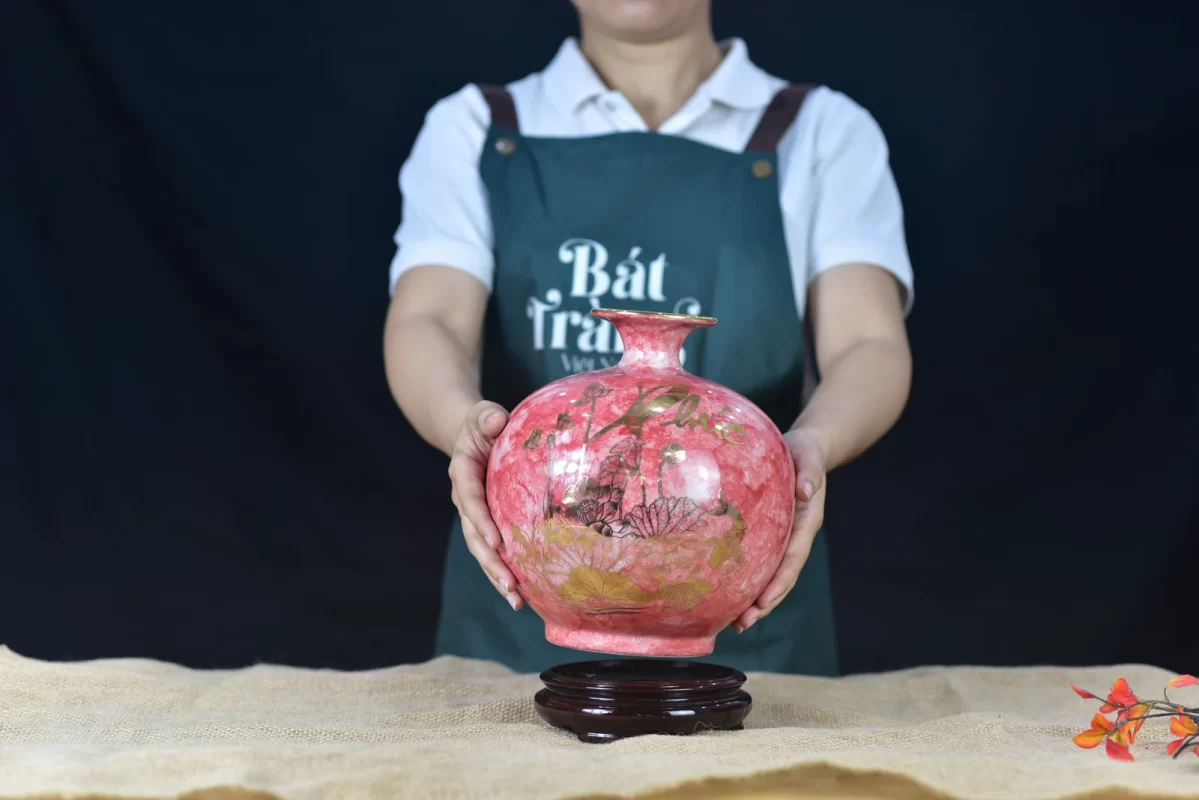 bình hồng loang dáng tròn, hoa sen và chữ Phúc.