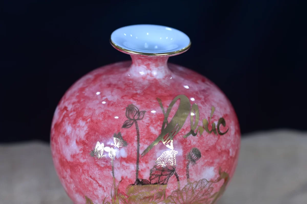 cổ ngắn, miệng loe và phần lòng miệng màu sáng.