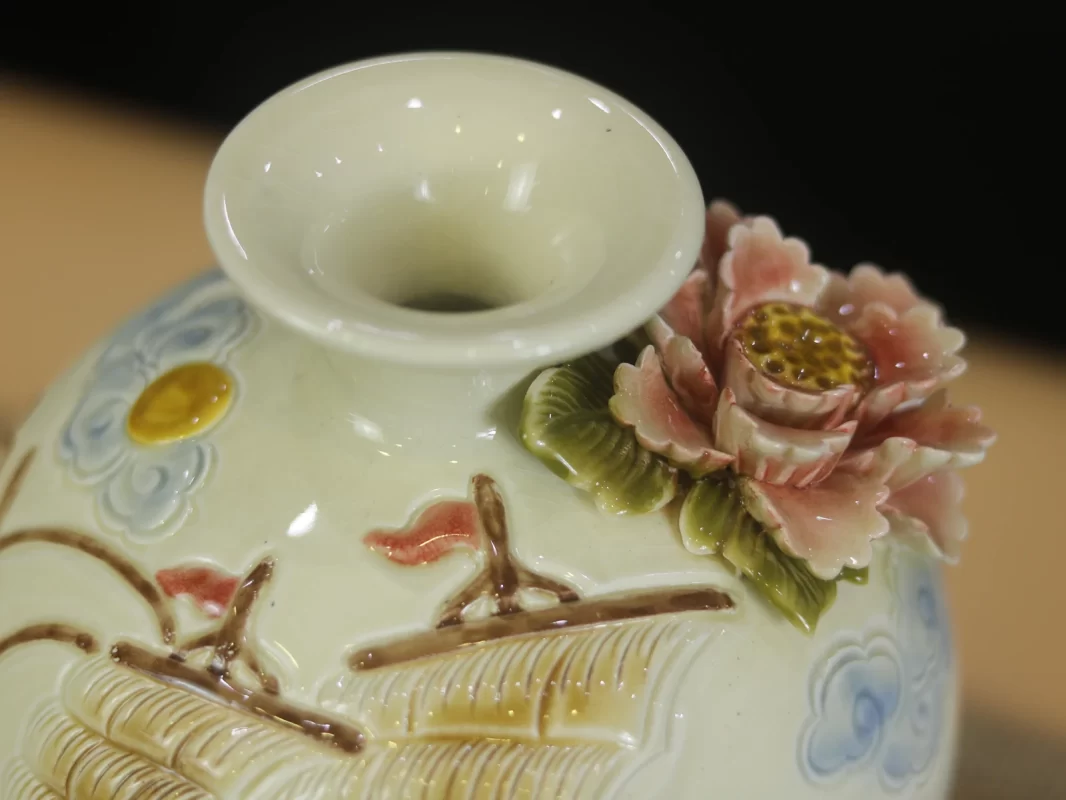 miệng loe, hoa và lá nổi ở vai bình; đế trưng bày cần hỏi riêng.
