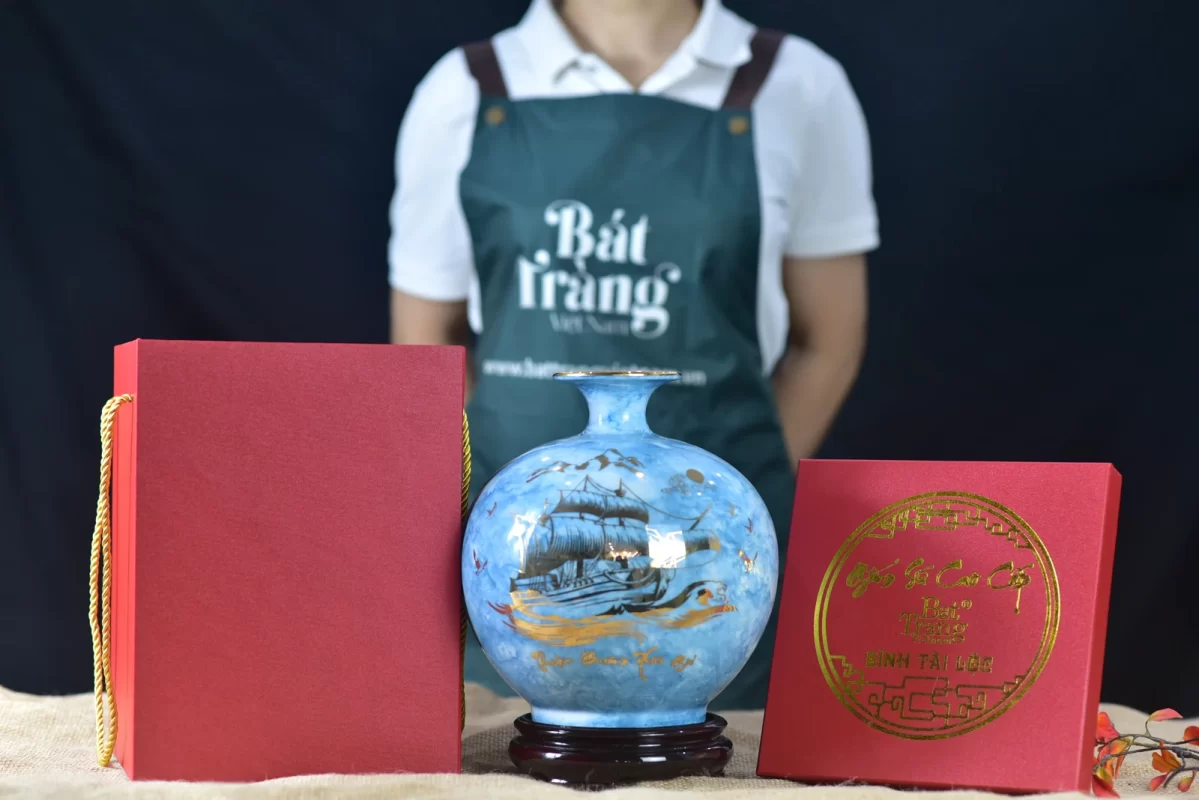 bình xanh dương loang, thuyền buồm và lời chúc Thuận Buồm Xuôi Gió.