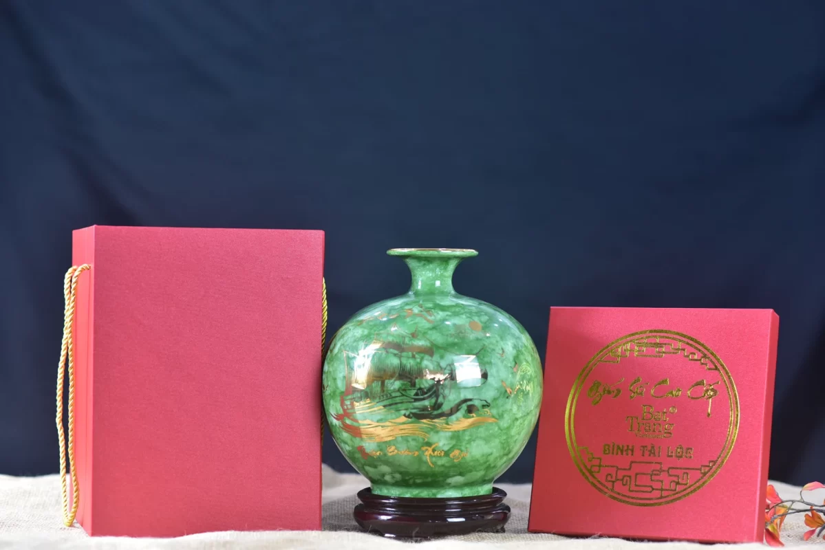 bình xanh loang dáng tròn, thuyền buồm và dòng chữ Thuận Buồm Xuôi Gió.