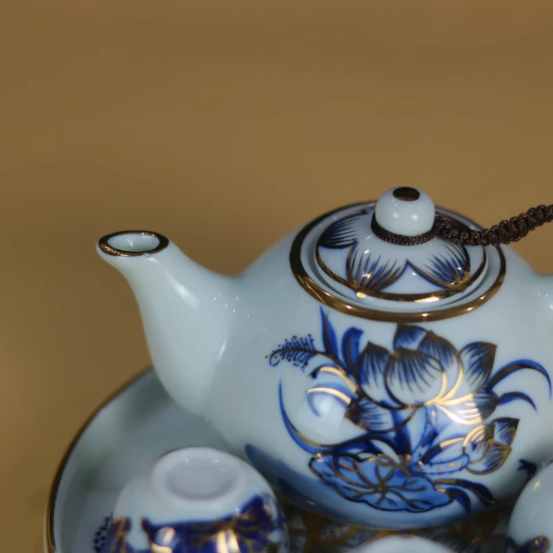 vòi, nắp, dây nối và hoa sen trên thân ấm.