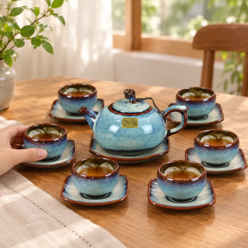 Bộ ấm chén xanh dáng bầu trong buổi uống trà