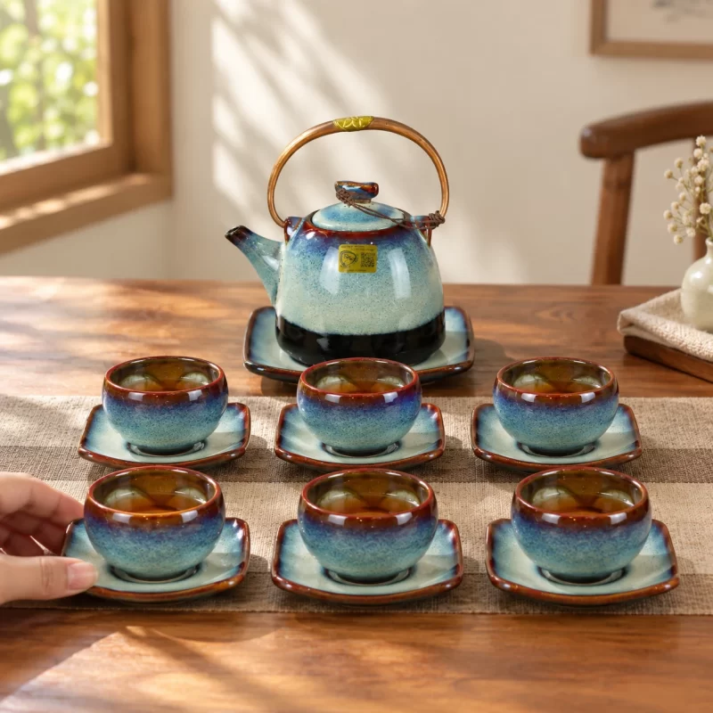 Bộ ấm chén xanh quai trên trong buổi uống trà