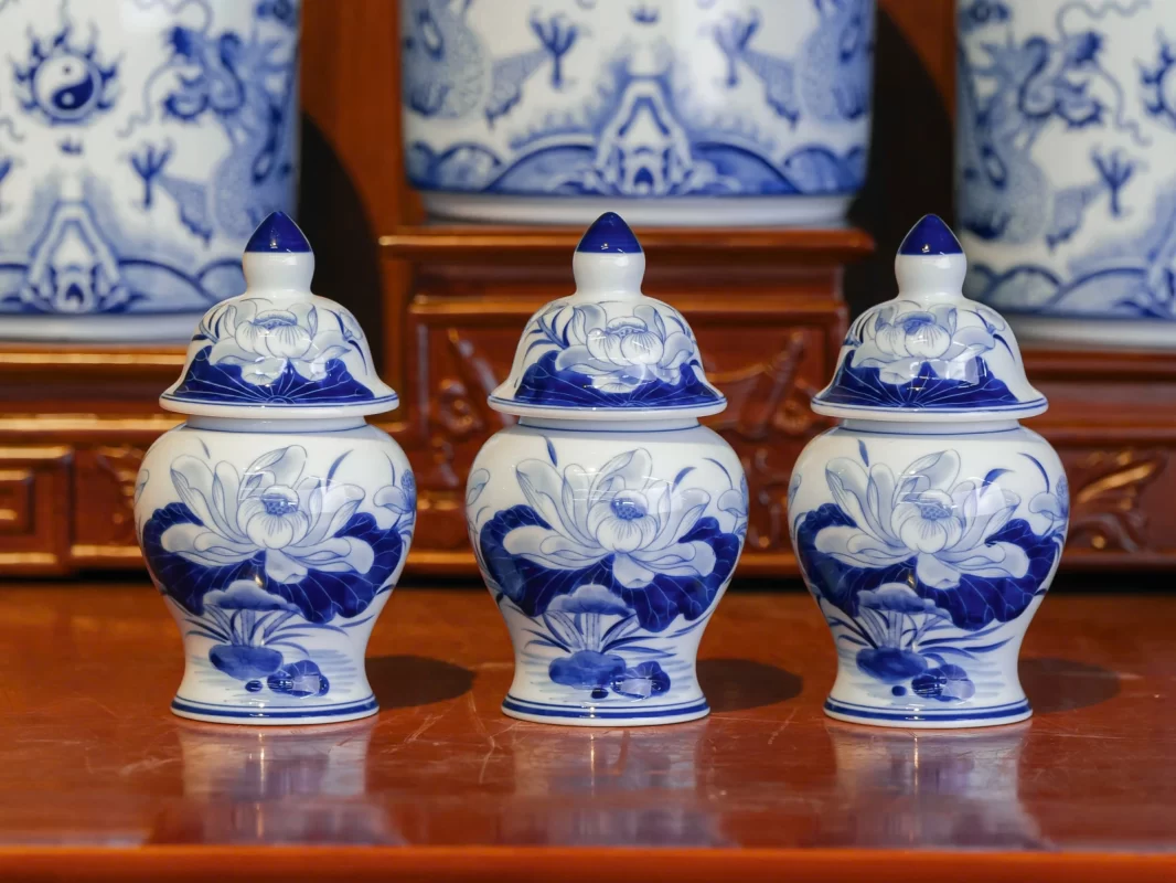 chóe thân bầu và nắp nhọn, họa tiết sen xanh lam.