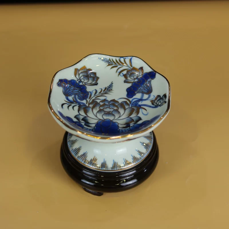 chân nến dáng đài sen miệng lượn, chân gốm loe thấp.