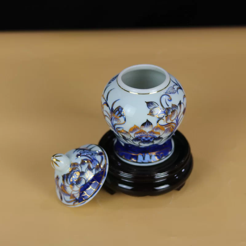 miệng chóe mở và nắp rời đặt bên cạnh.