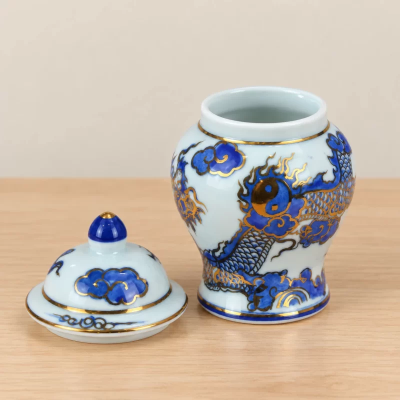 Phối cảnh minh họa chóe trống và nắp rời trên bàn sáng.