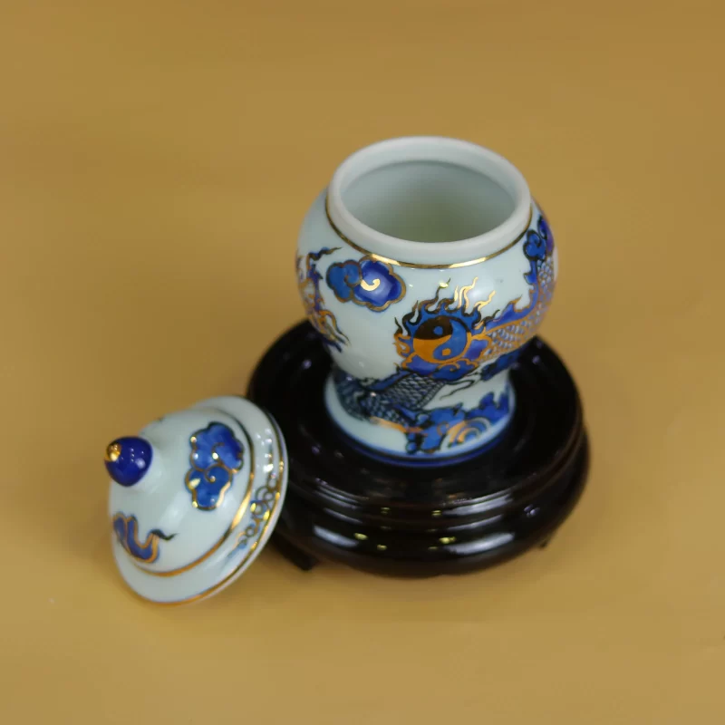 miệng chóe mở và nắp rời của cùng mẫu.