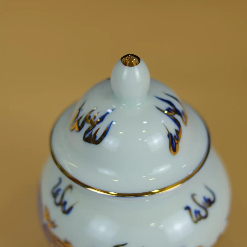 nắp trắng, núm hình búp và các nét trang trí trên vai.