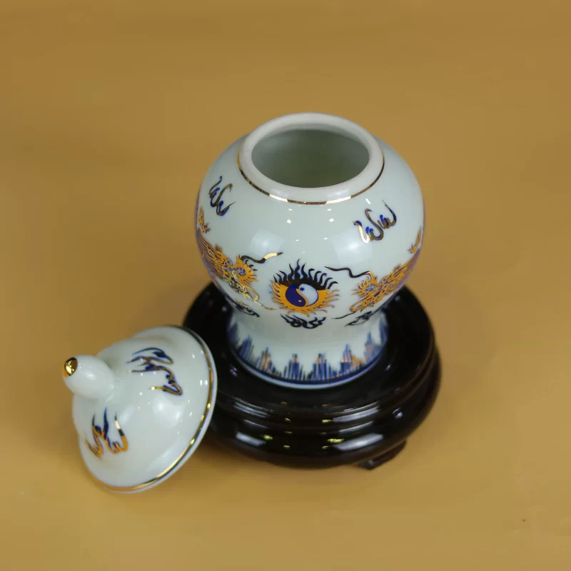 chóe mở miệng, nắp rời đặt cạnh thân, bên trong để trống.