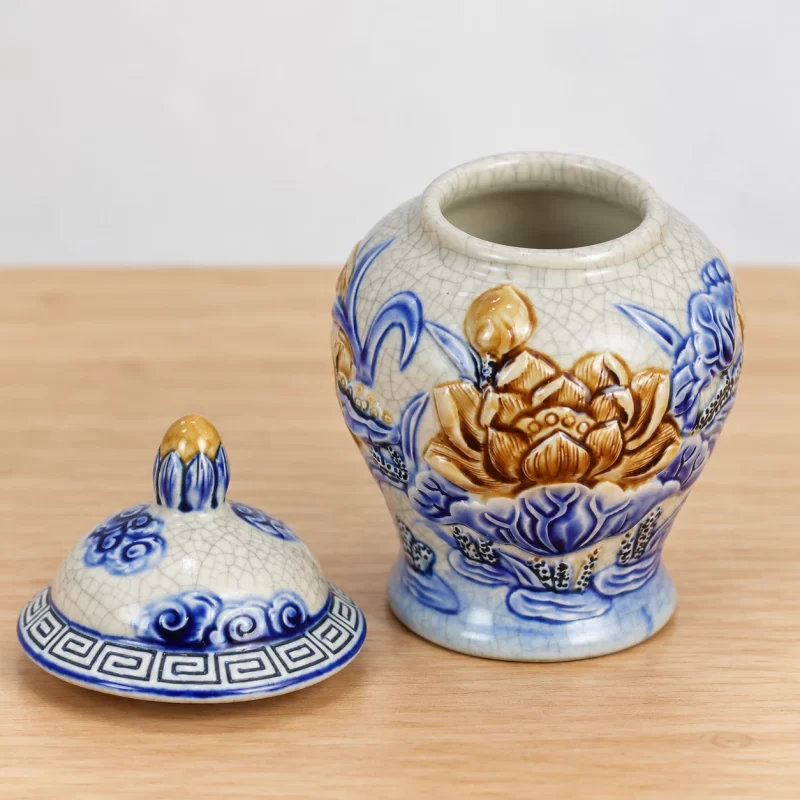 Phối cảnh minh họa chóe sen mở miệng và nắp rời trên bàn sáng.