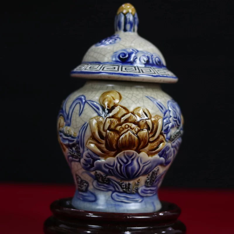 sen vàng nâu, lá xanh và viền nắp chóe.