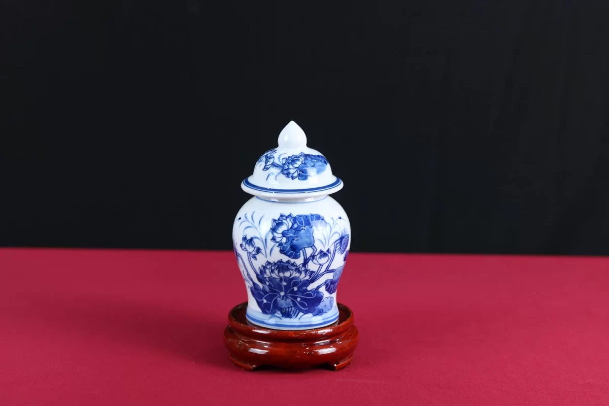 toàn dáng chóe thờ trắng họa tiết sen xanh cùng đế bày trong ảnh.