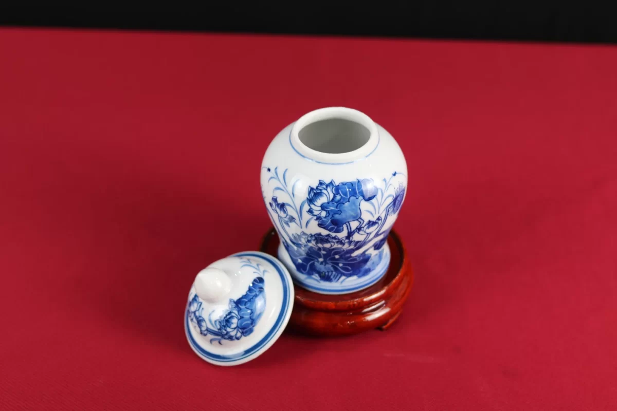 miệng chóe sen xanh và nắp đặt bên cạnh.