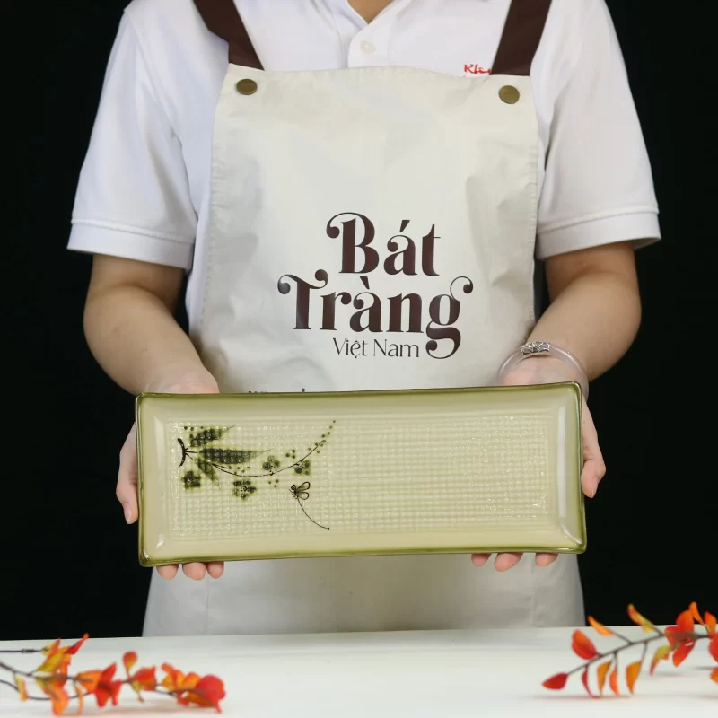 dáng chữ nhật và viền ô liu khi cầm đối chiếu.