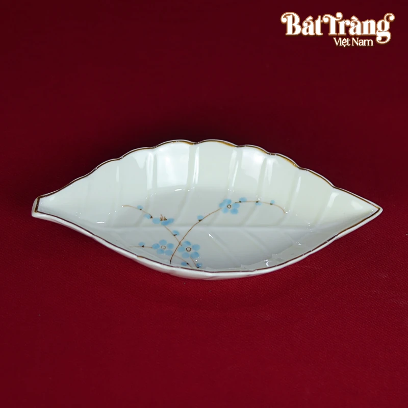 đĩa dáng lá, hai đầu thu nhọn và nhánh hoa xanh.