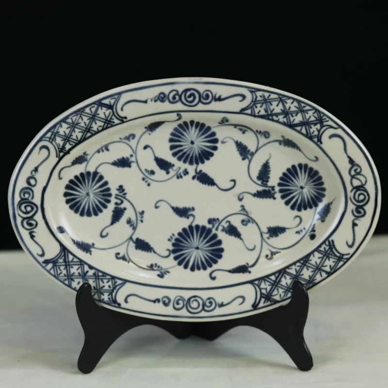 hoa dây xanh đậm trong lòng và đường viền oval.
