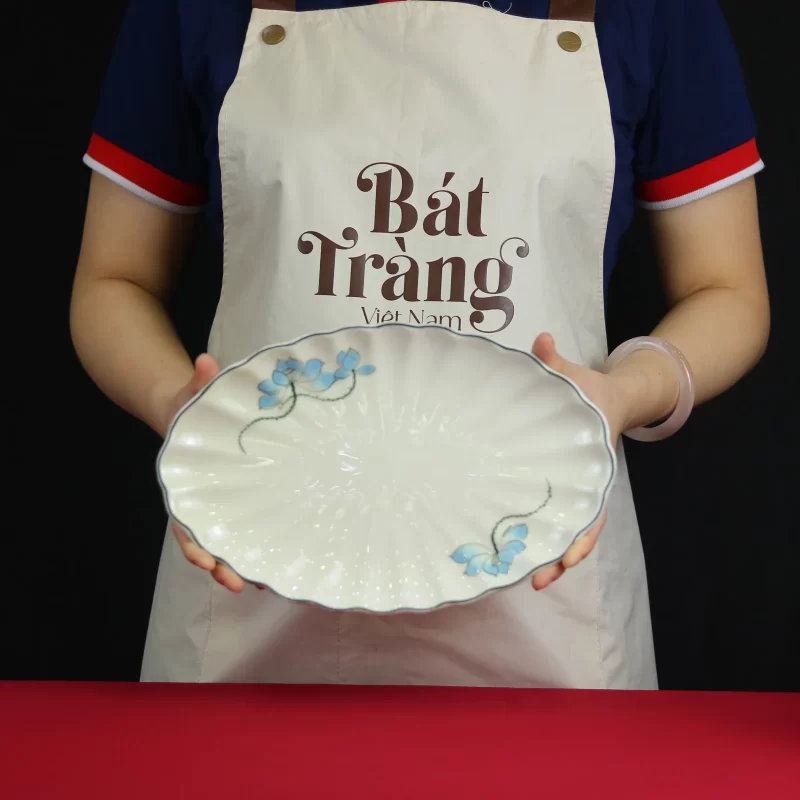hai nhánh sen xanh trên lòng đĩa ngà.