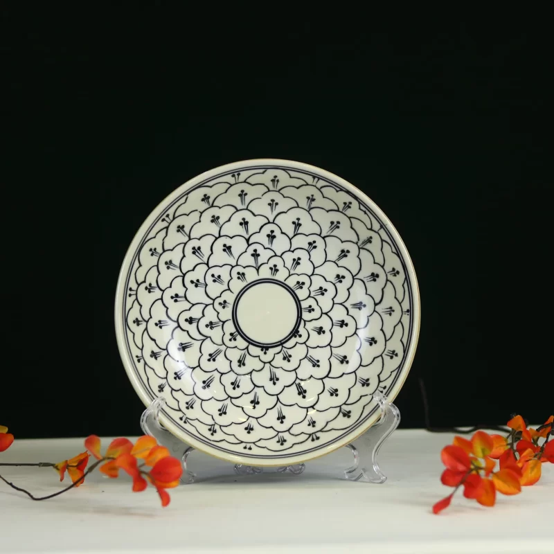 các lớp cánh hoa xếp quanh tâm tròn trên nền ngà.