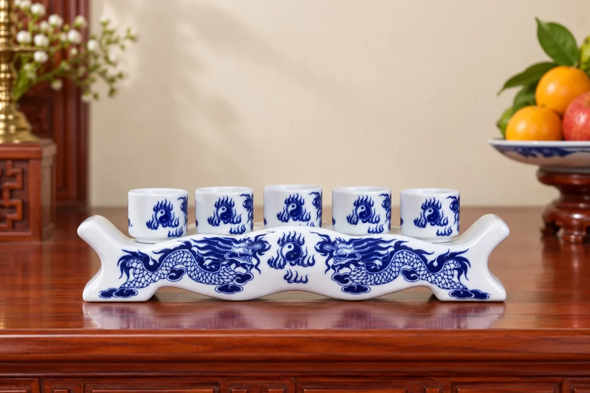 Phối cảnh minh họa kỷ năm chén trắng xanh trong góc thờ gia đình; bối cảnh và đạo cụ minh họa.