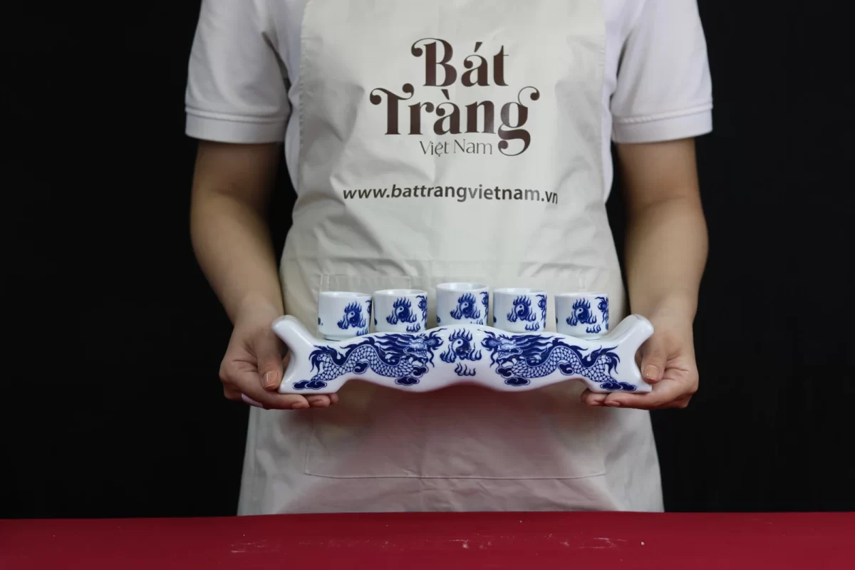 mặt trước kỷ và các chén họa tiết xanh ở góc gần hơn.