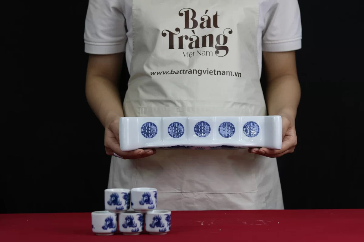 năm vị trí đặt trên kỷ và năm chén rời.