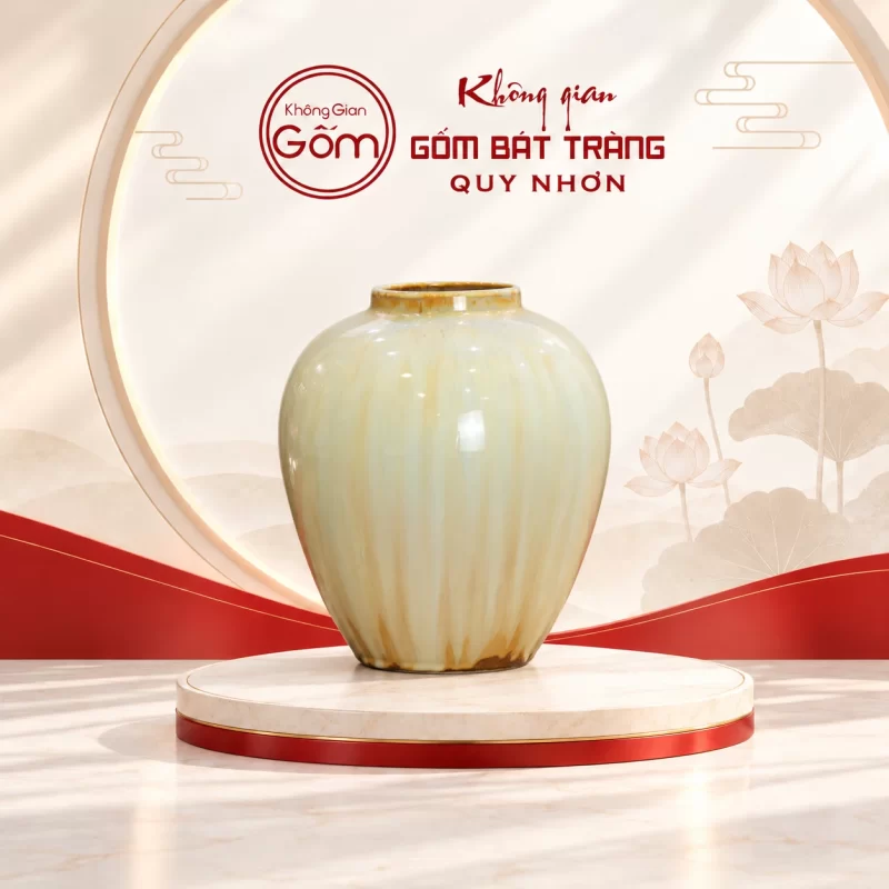 Lọ hoa màu kem vân dọc trên nền Quy Nhơn
