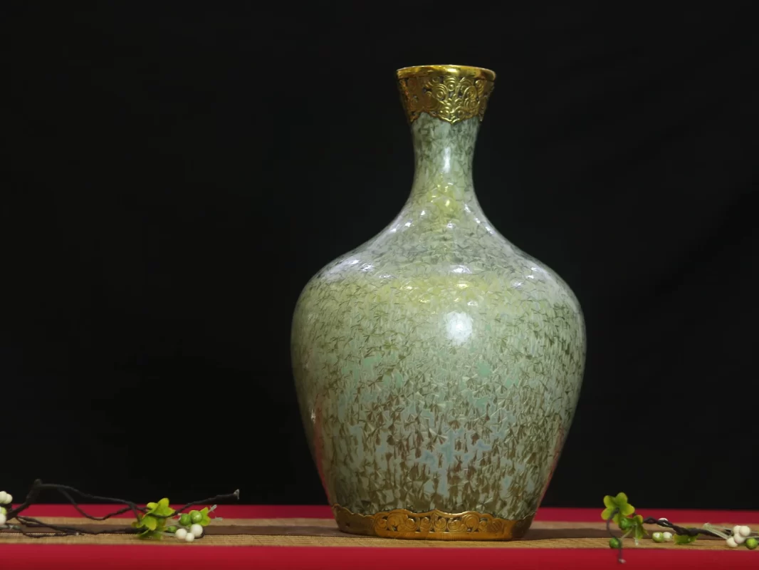 toàn dáng lọ hoa nền ngà đốm nâu cổ hoa văn.