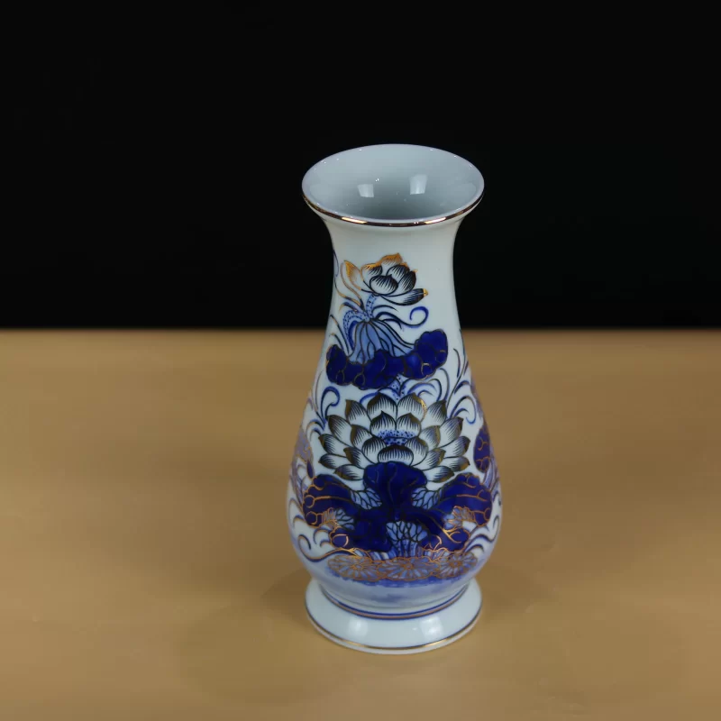 lọ hoa sen miệng tròn, cổ dài và thân bầu.