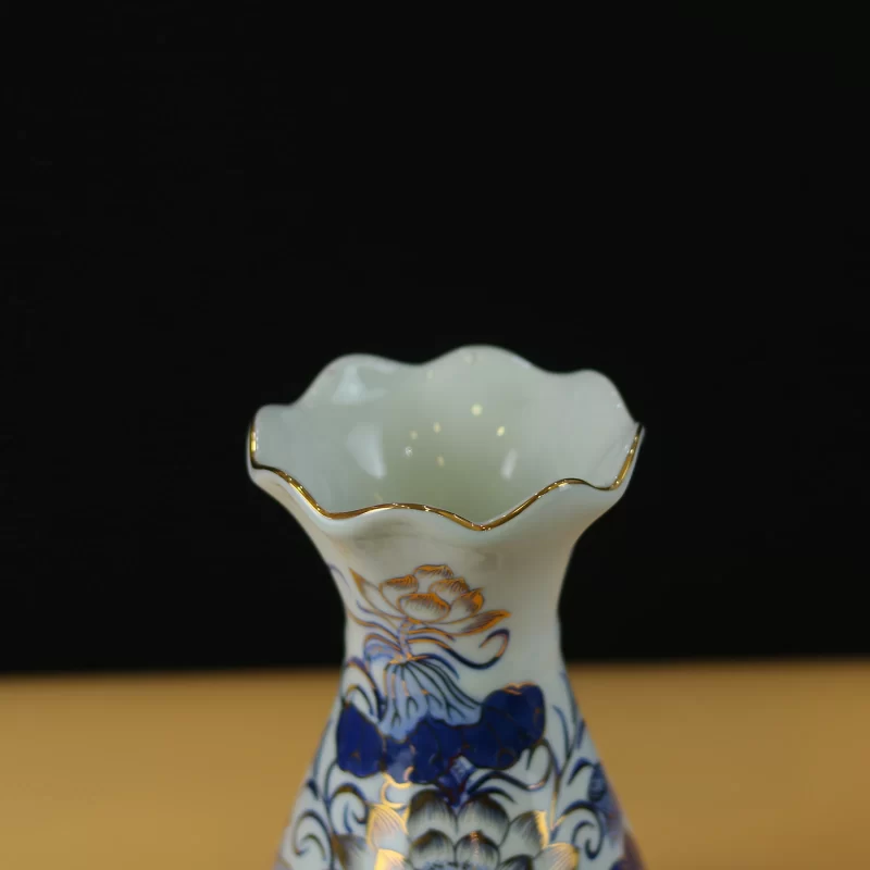 miệng loe lượn, lòng tông nhạt của cùng mẫu lọ.
