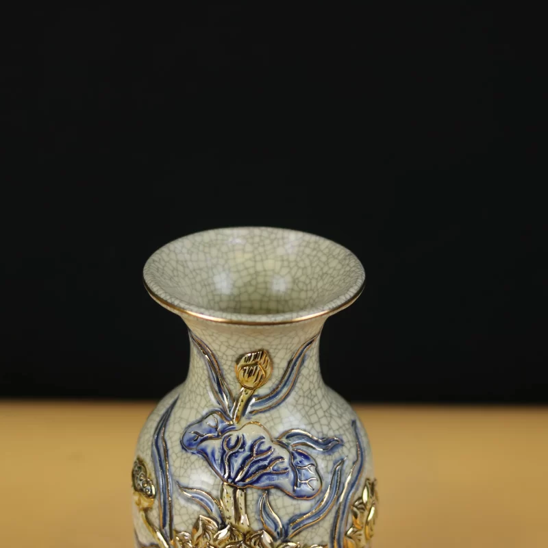 miệng loe, cổ và nụ sen phía trên lọ.