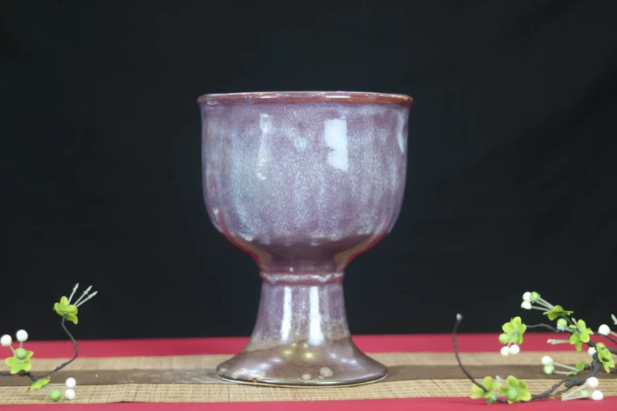 toàn dáng lọ hoa tím dáng cúp chân cao.