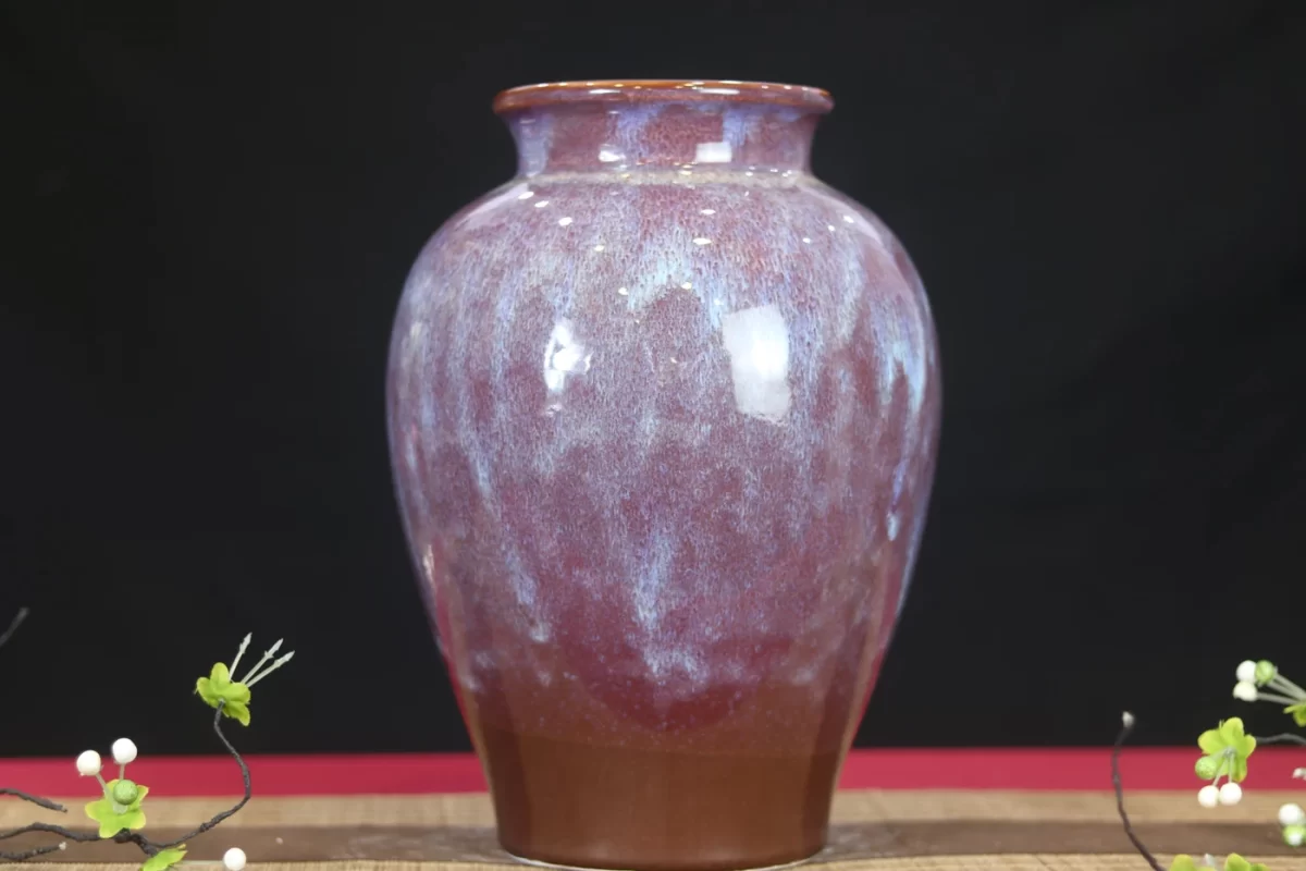 Ảnh chụp lọ hoa tím hồng dáng bầu