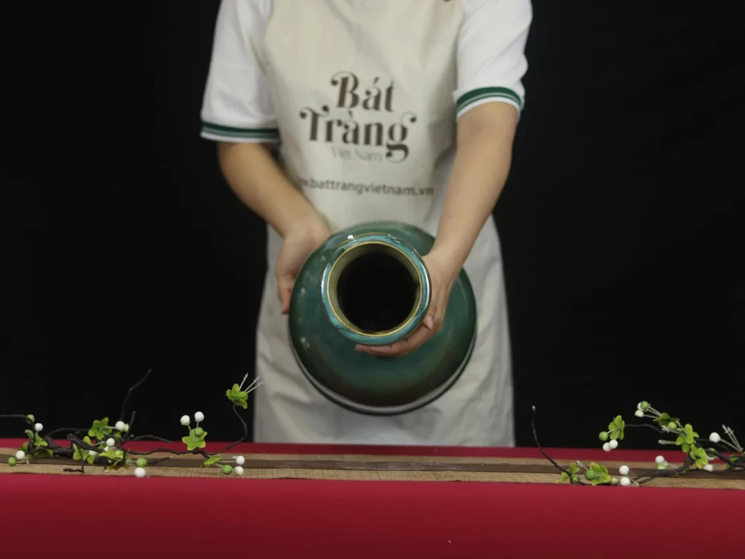 Miệng tròn của lọ xanh cổ cao