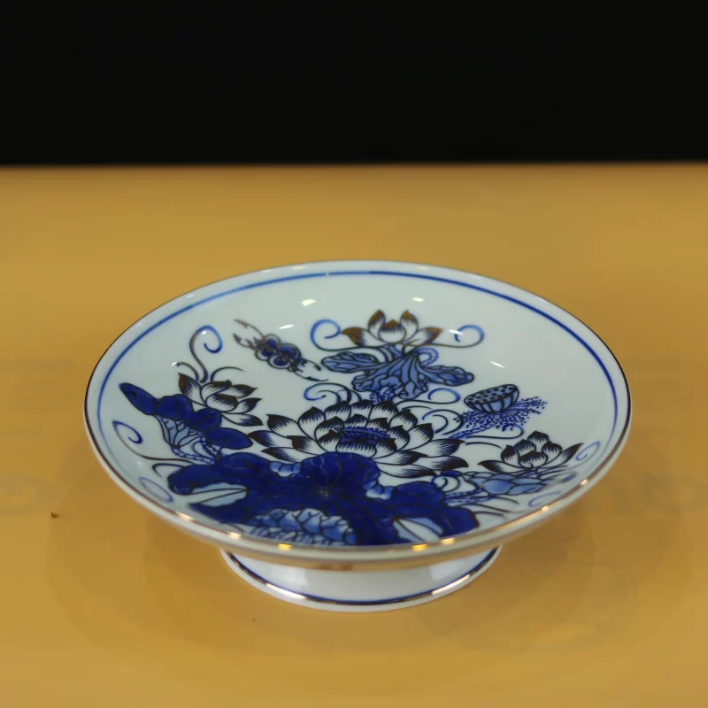 lòng mâm sen, lá lam và viền quanh miệng.