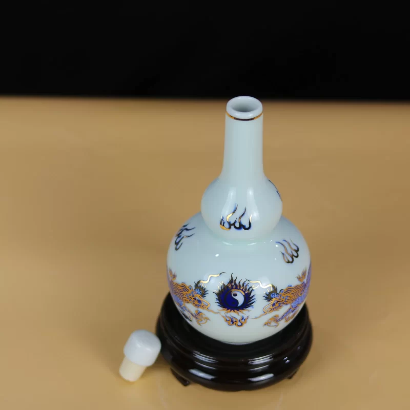 miệng nậm mở và nắp rời đặt bên cạnh.