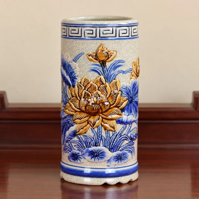 Phối cảnh minh họa ống hương sen trống trên mặt gỗ sạch.