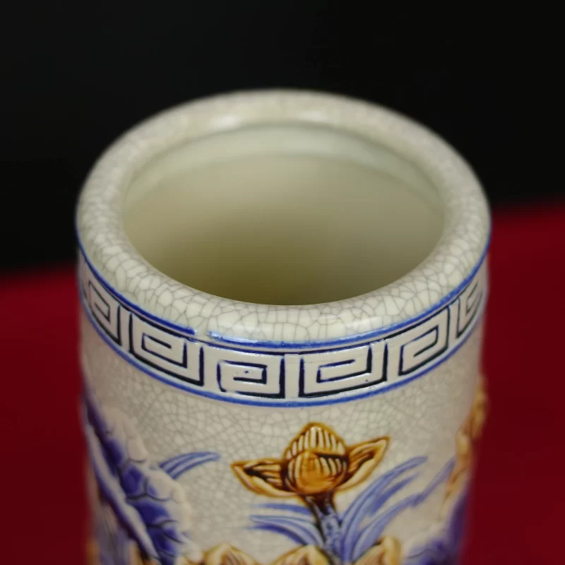 miệng tròn tông kem và dải hoa văn xanh của ống sen.