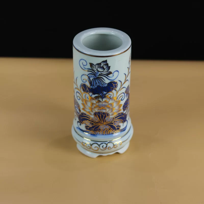 miệng ống tròn mở, lòng men trắng và họa tiết sen.