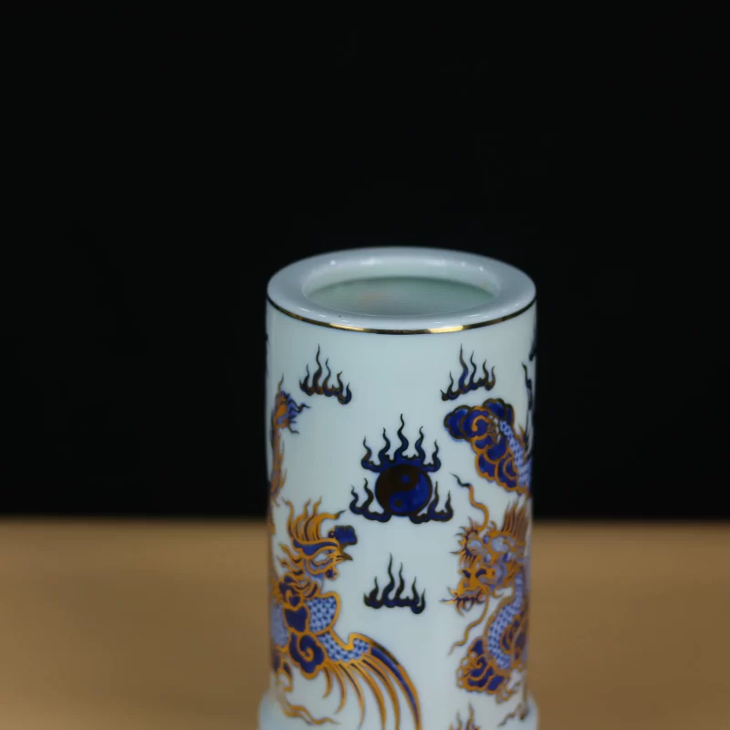 hình rồng, chim đuôi dài và đường nét lam vàng trên thân.