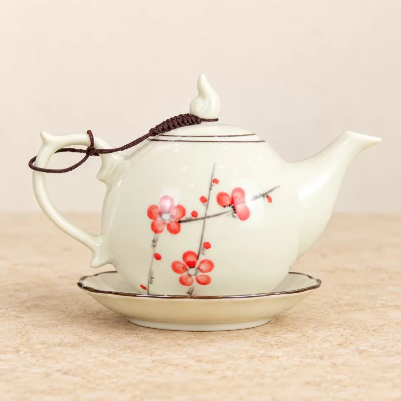 Ấm hoa đỏ nhìn từ mặt trước, có nắp và đĩa kê